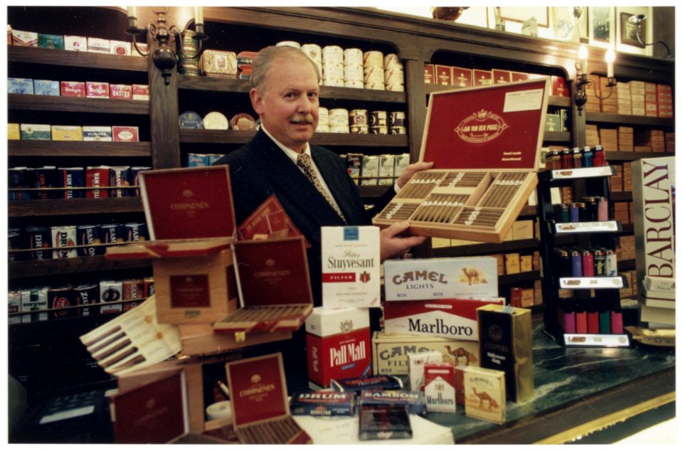 Portret van Paul Braam in de tabak en sigarenhandel De Gekroonde Moor, Grote Houtstraat 81. NL-HlmNHA 54036319