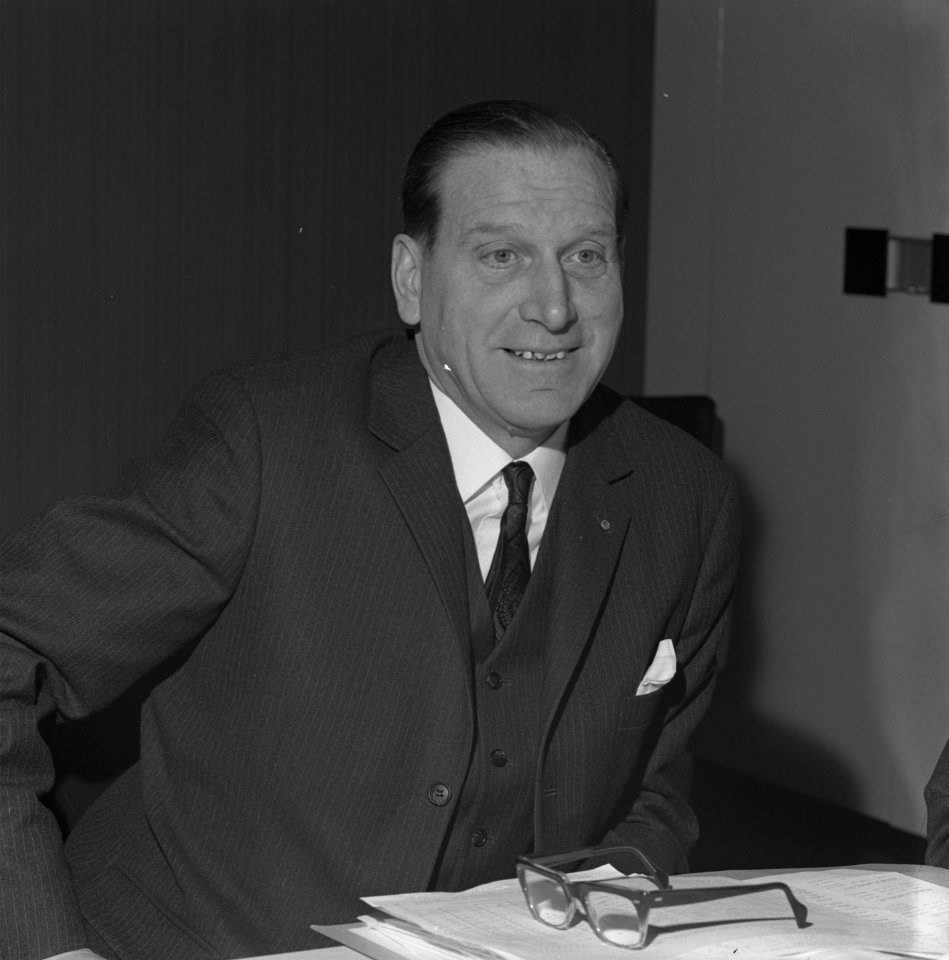 Portret van hoofdcommissaris A. (Nol) Wolters in burgerkleding