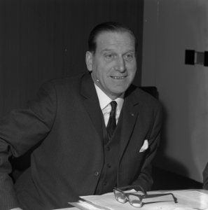 Portret van hoofdcommissaris A. (Nol) Wolters in burgerkleding