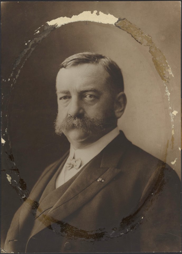 Portret van J. van Vollenhoven (19011909), Bestanddeelnr 857 P18