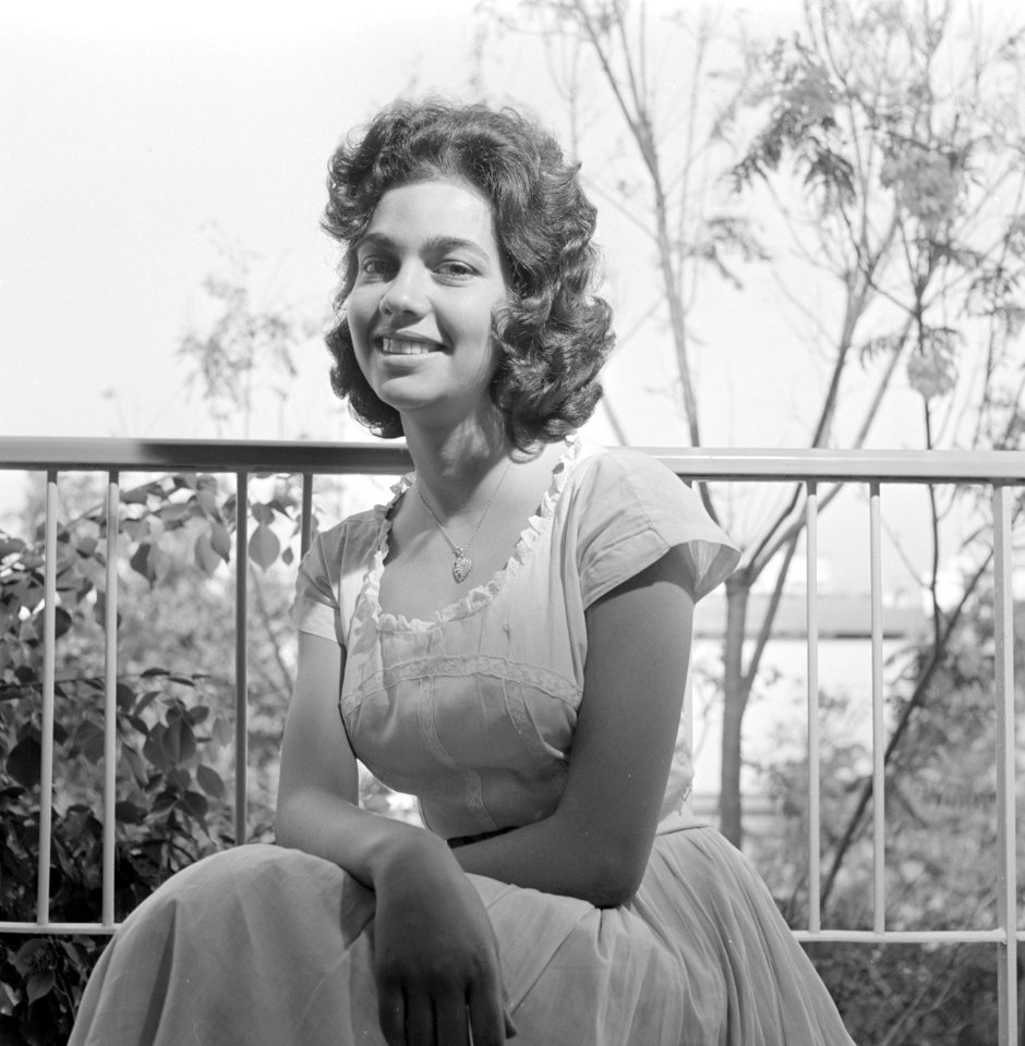 Portret van Nurit Makover gezeten op de betonnen rand van een balkonhek, Bestanddeelnr 255-4523