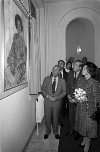 Portret van koningin Beatrix geschilderd door Sierk Schröder wordt in de hal ont, Bestanddeelnr 931-8362