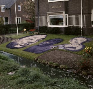 Portretten in het gras van een tuin gemaakt, Bestanddeelnr 254-7818