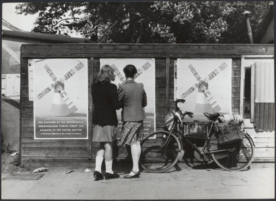 Posters van het Nederlandse verzet tijdens de Tweede Wereldoorlog met een groet , Bestanddeelnr 512 112