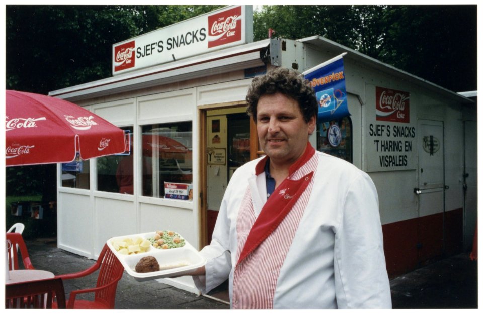Portret van Sjef Landman voor zijn snackbar aan de Planetenlaan., NL-HlmNHA 54029719