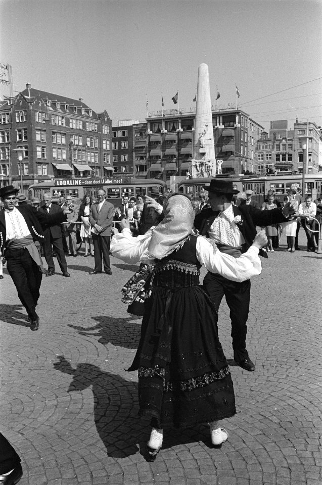 Portugese dansgroep gaf demonstratie op de Dam, van folkloristische Portugese da, Bestanddeelnr 915-2502