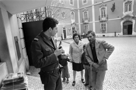 Portugal, politiek, straatbeelden etc ingang gebouw MFA militairen en bevolkin, Bestanddeelnr 927-7471