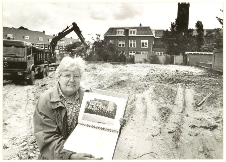 Portret van zuster Philothea, op de plaats waar de St. Catharinaschool heeft gestaan. NL-HlmNHA 54031460