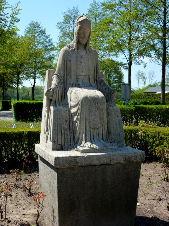 Posterholt (Roerdalen) H.Hartbeeld, zittend