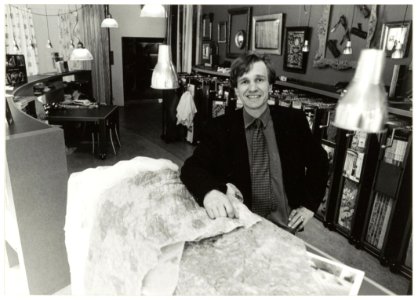 Portret van Mike van Duivenbode op zijn in 1997 vernieuwde textielafdeling. NL-HlmNHA 54029714