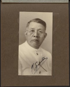 Portret van Khoe Tjin Tek (1876-1969), de schenker van het album. Met handtekeni, Bestanddeelnr 823 03