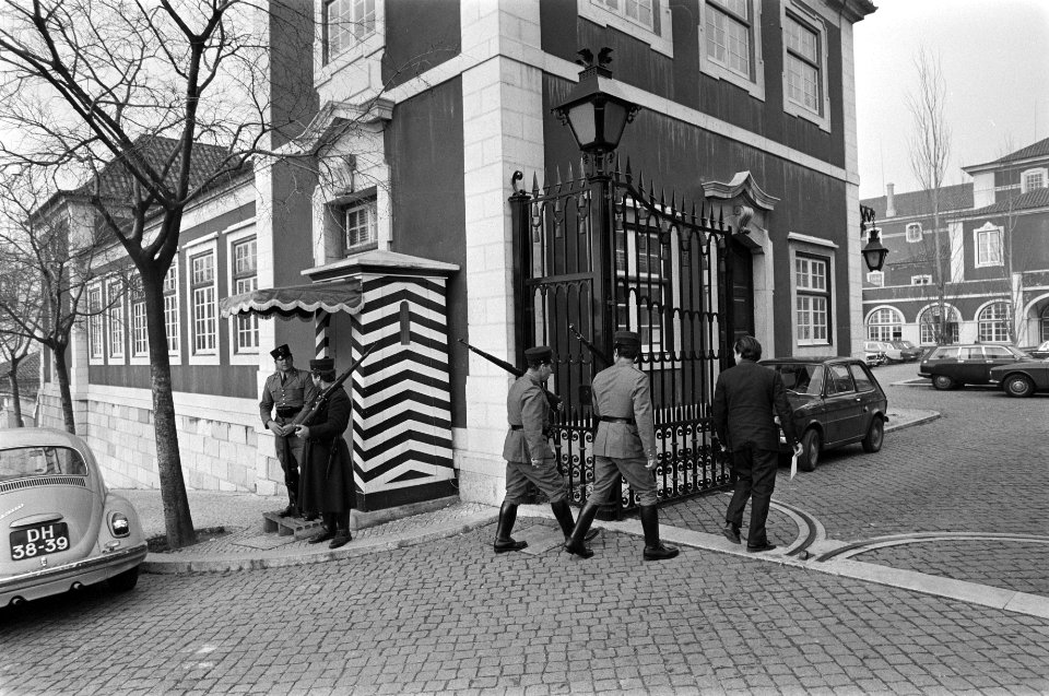 Portugal, politiek, straatbeelden etc ingang gebouw MFA militairen, Bestanddeelnr 927-7473