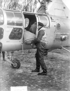 Post wordt uitgeladen uit een Sikorsky S 51 helicopter bij Zierikzee, Bestanddeelnr 905-5271