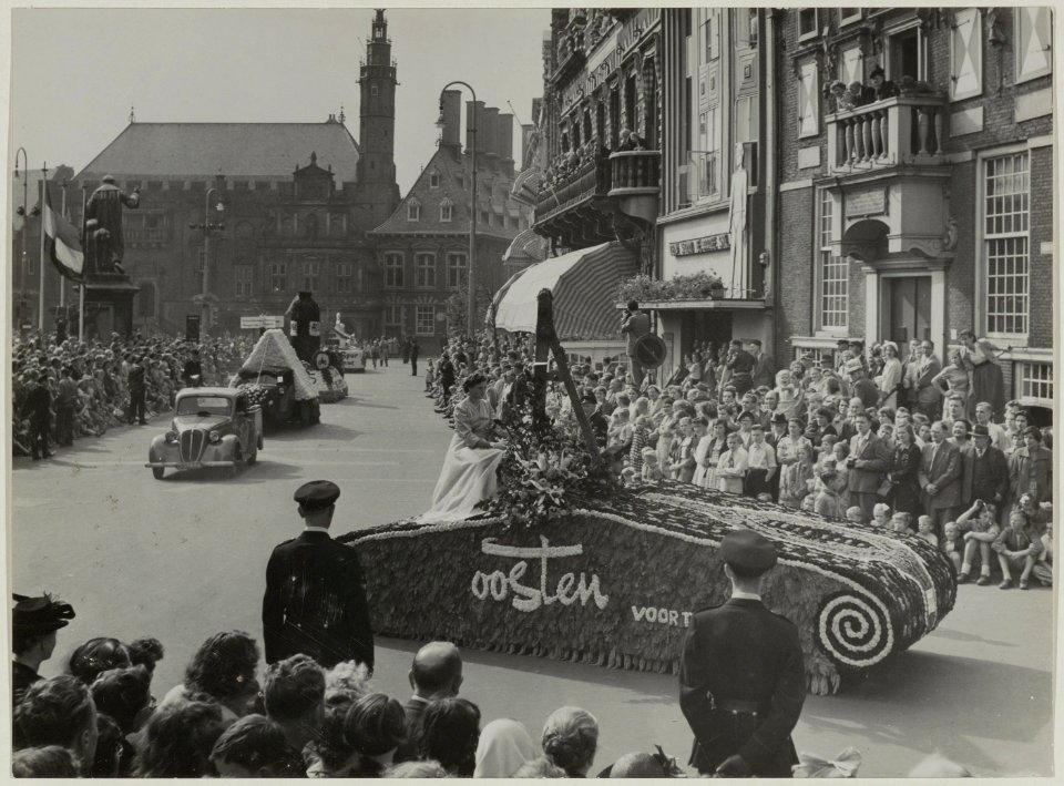 Praalwagens van het Bloemencorso 1952 op de Grote Markt. NL-HlmNHA 54010460