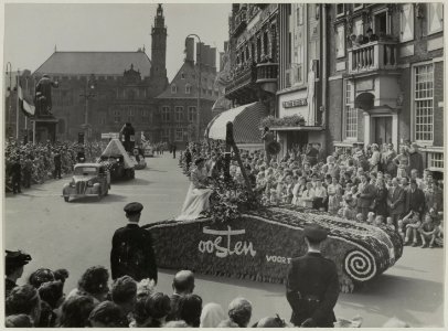 Praalwagens van het Bloemencorso 1952 op de Grote Markt. NL-HlmNHA 54010460
