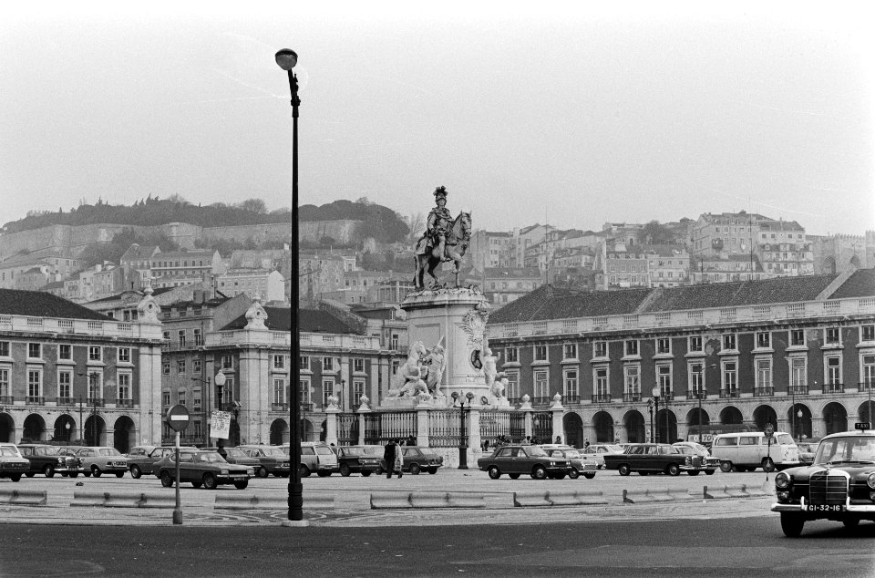 Portugal, politiek, straatbeelden etc straatbeelden in Lissabon Praça do Come, Bestanddeelnr 927-7466