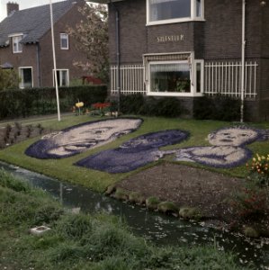 Portretten in het gras van een tuin gemaakt, Bestanddeelnr 254-7819