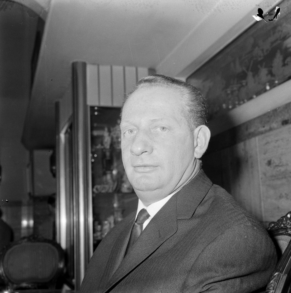 Portret van Maurits (Maup) Caransa, de eigenaar van het Amsterdamse Doelenhotel, Bestanddeelnr 916-1548