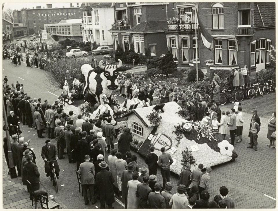 Praalwagen in de Hoofdstraat van Sassenheim tijdens het bloemencorso. NL-HlmNHA 54011062