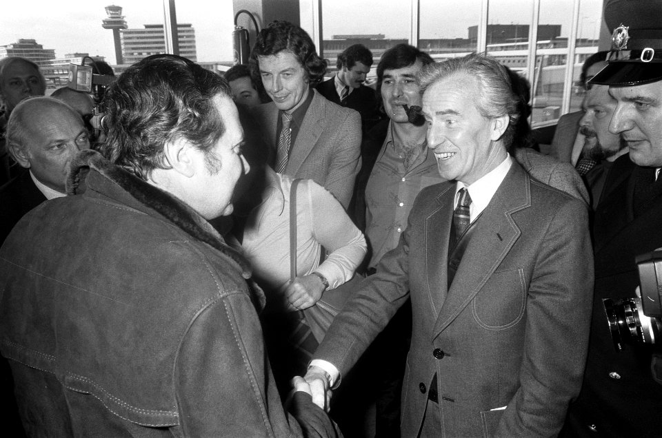 Portugese minister Soares (voorzitter Socialistische Partij) op Schiphol aangeko, Bestanddeelnr 927-7114