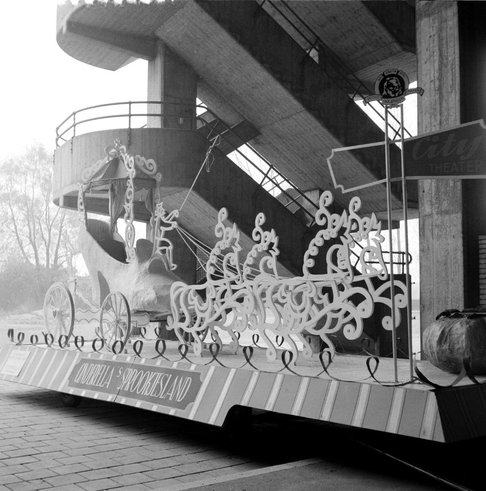 Praalwagen van het City Theater in opbouw Cinderella's Sprookjesland, Bestanddeelnr 907-4548