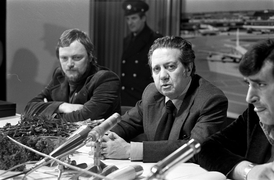 Portugese minister Soares (voorzitter Socialistische Partij) op Schiphol aangeko, Bestanddeelnr 927-7110