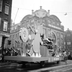 Praalwagens, optochten, Sinterklaas, Zwarte Piet, warenhuizen, Bestanddeelnr 918-4733