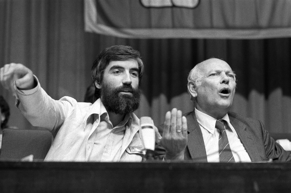 Portretten van voorzitter Max van den Berg (links) en Den Uyl van de Pvda tijden, Bestanddeelnr 931-6672