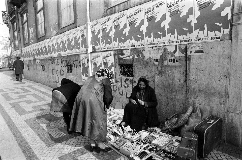 Portugal, politiek, straatbeelden etc leuzen van politieke partijen op straat , Bestanddeelnr 927-7489