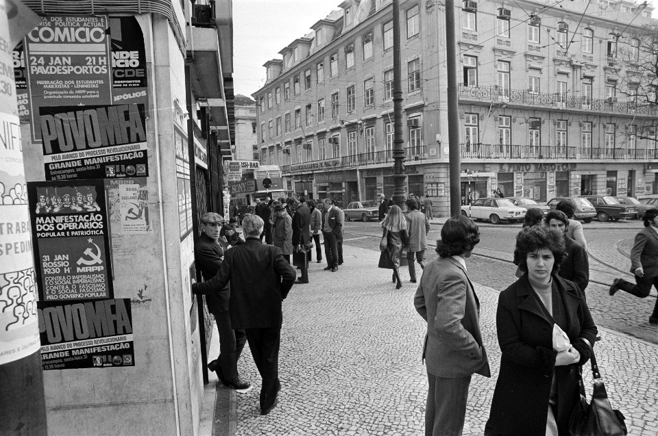 Portugal, politiek, straatbeelden etc straatbeeld Lissabon met affiches van po, Bestanddeelnr 927-7455
