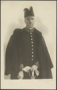 Portret van Ph.C. Visser in zijn ambtskostuum als attache aan de Nederlandse amb, Bestanddeelnr 17 35