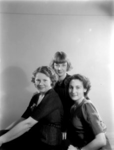 Portret van Nelly Langlais met dochters Hans (rechts) en Renée, Bestanddeelnr 190-0945
