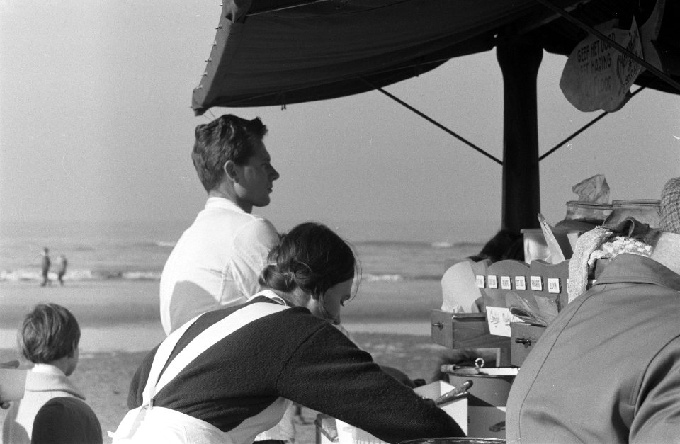 Prachtig voorjaarsweer op het strand te Zandvoort, Bestanddeelnr 912-1159