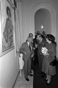 Portret van koningin Beatrix geschilderd door Sierk Schröder wordt in de hal ont, Bestanddeelnr 931-8364