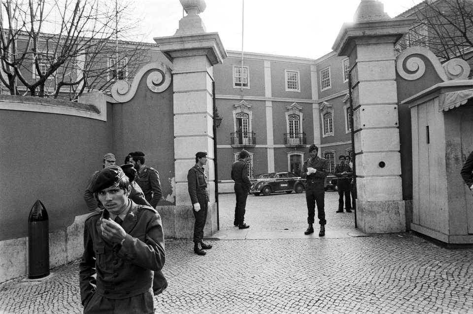 Portugal, politiek, straatbeelden etc ingang gebouw MFA militairen, Bestanddeelnr 927-7475