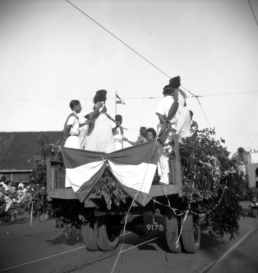 Praalwagen met Indonesische mannen en vrouwen, Bestanddeelnr 15531