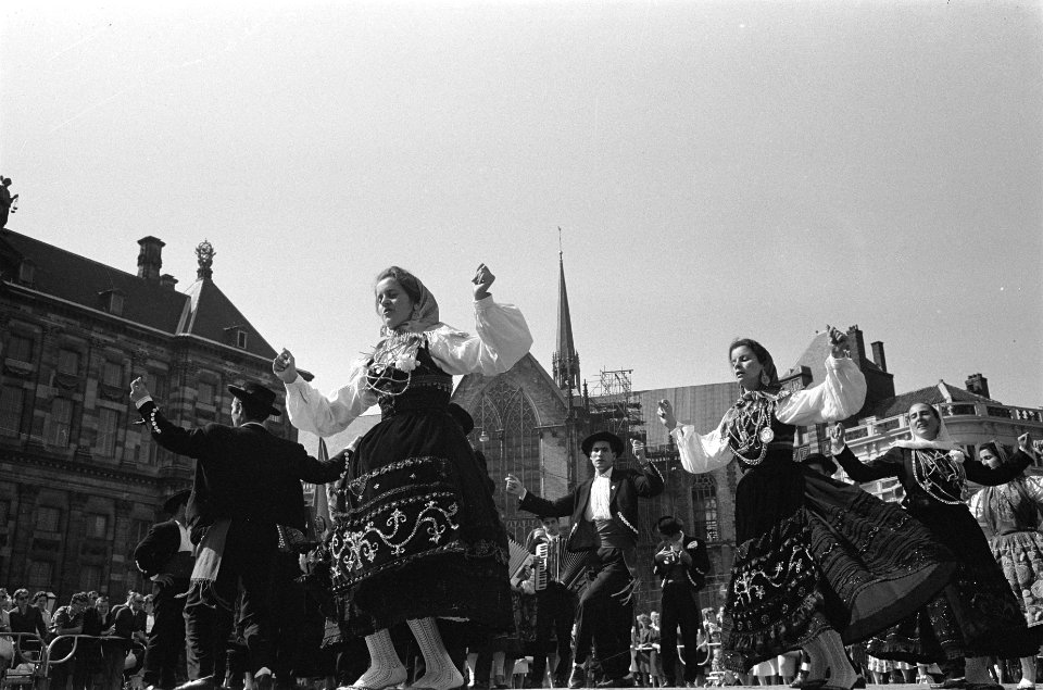 Portugese dansgroep gaf demonstratie op de Dam, van folkloristische Portugese da, Bestanddeelnr 915-2500