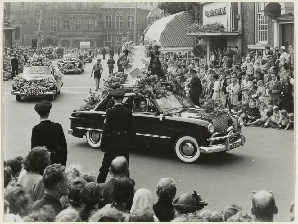 Praalwagens van het Bloemencorso 1952 op de Grote Markt. NL-HlmNHA 54010461