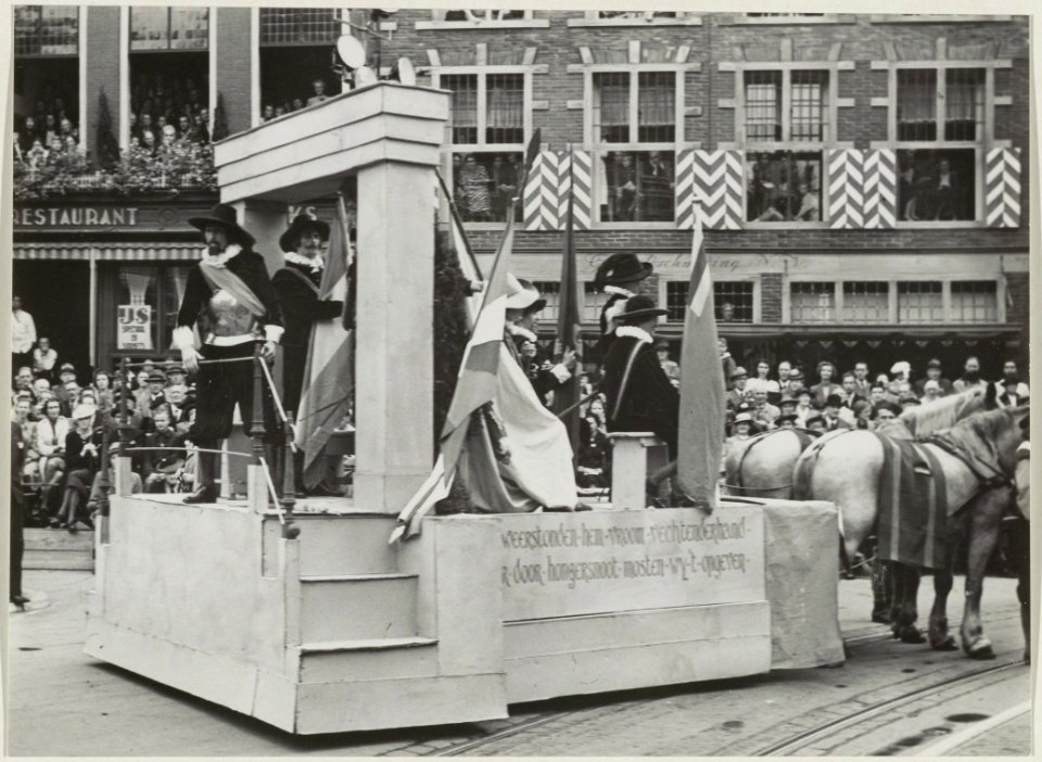 Praalwagen van de schutters op de Grote Markt bij de Historisch-Allegorische optocht t.g.v. het 700-jarig bestaan van Haarlem. NL-HlmNHA 54011108