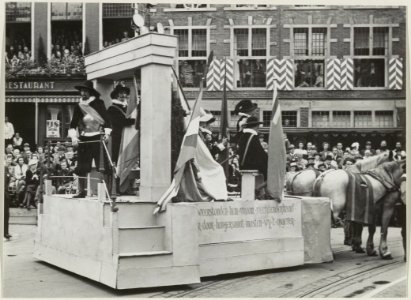 Praalwagen van de schutters op de Grote Markt bij de Historisch-Allegorische optocht t.g.v. het 700-jarig bestaan van Haarlem. NL-HlmNHA 54011108