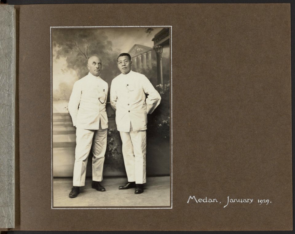 Portret van Khoe Tjin Tek (1876-1969), de schenker van het album, samen met de o, Bestanddeelnr 823 05