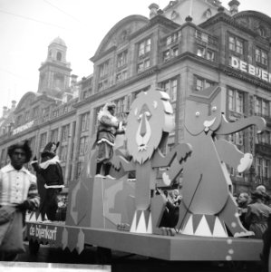 Praalwagens, optochten, Sinterklaas, Zwarte Piet, warenhuizen, Bestanddeelnr 918-4732