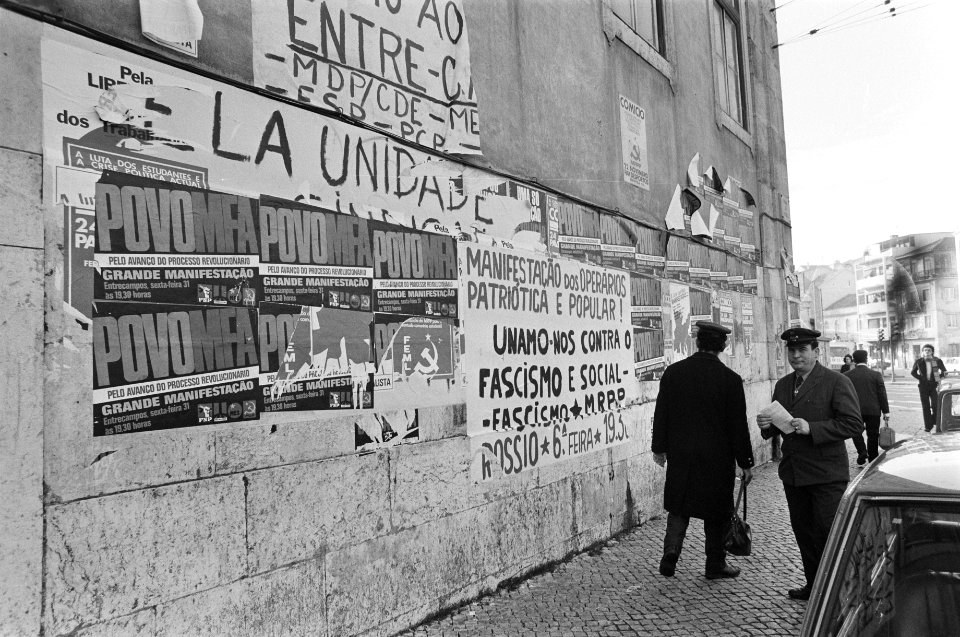 Portugal, politiek, straatbeelden etc leuzen en affiches in stralen van Lissab, Bestanddeelnr 927-7458