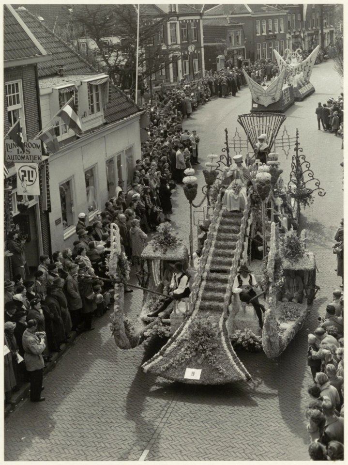 Praalwagens tijdens het bloemencorso in Lisse, richting Hillegom. NL-HlmNHA 54011025