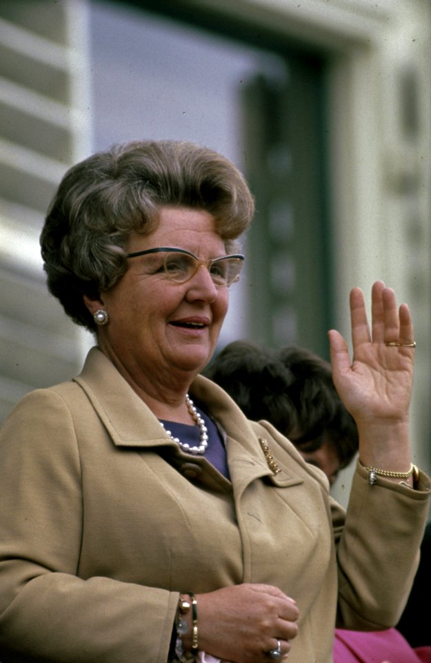 Portret van koningin Juliana, Bestanddeelnr 254-8071
