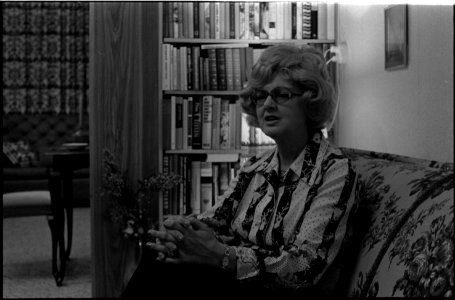 Portret van Leni Saris (1974) — NL-RtSA 4121 24736-7-9-01
