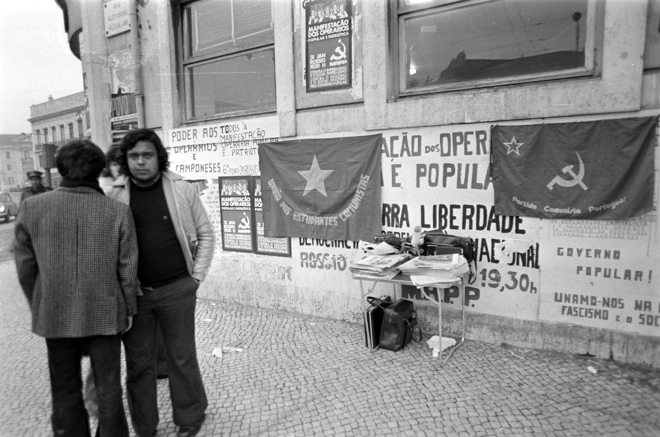 Portugal, politiek, straatbeelden etc stand van MRPP op straat (met vlaggen), Bestanddeelnr 927-7485