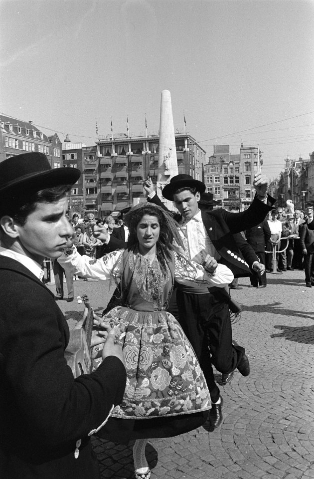 Portugese dansgroep gaf demonstratie op de Dam, van folkloristische Portugese da, Bestanddeelnr 915-2499