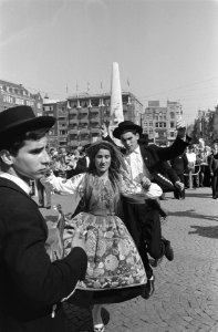 Portugese dansgroep gaf demonstratie op de Dam, van folkloristische Portugese da, Bestanddeelnr 915-2499