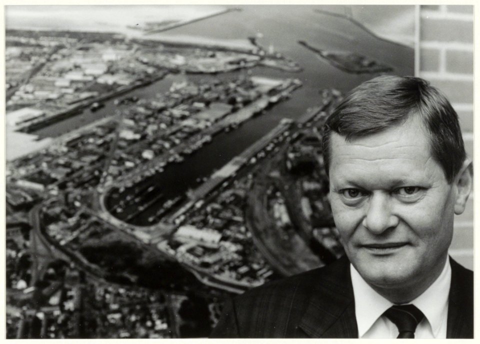 Portret van Theo Dekker, directeur van Zeehaven IJmuiden,, NL-HlmNHA 54050111